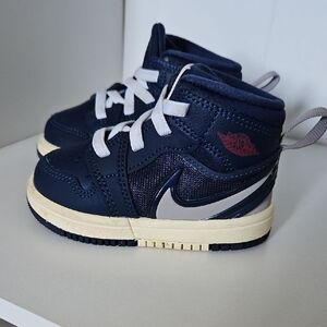 Nike Kids Navy and Cream Sneakers